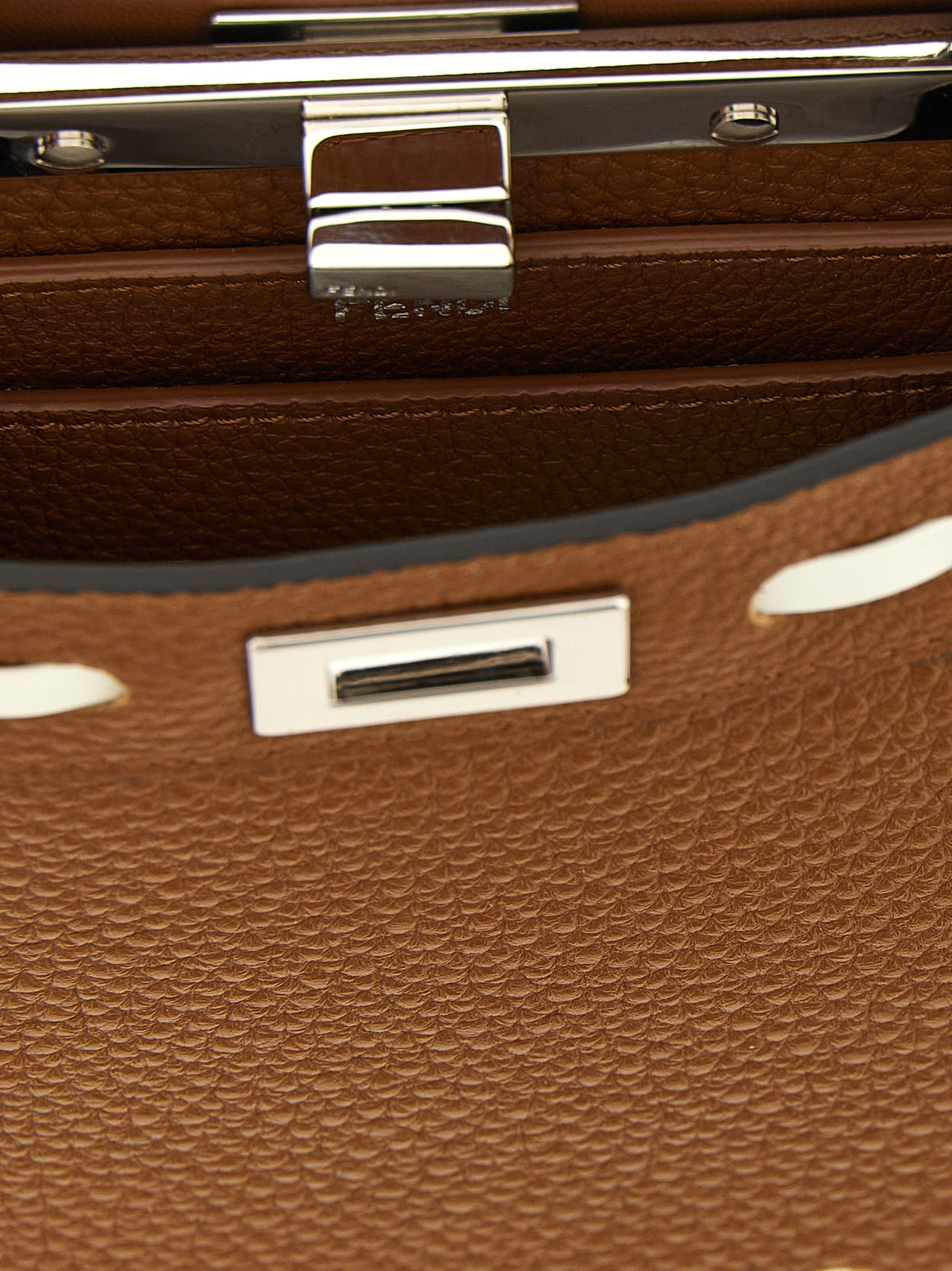 Bolsa Fendi em Couro de Bezerro Marrom